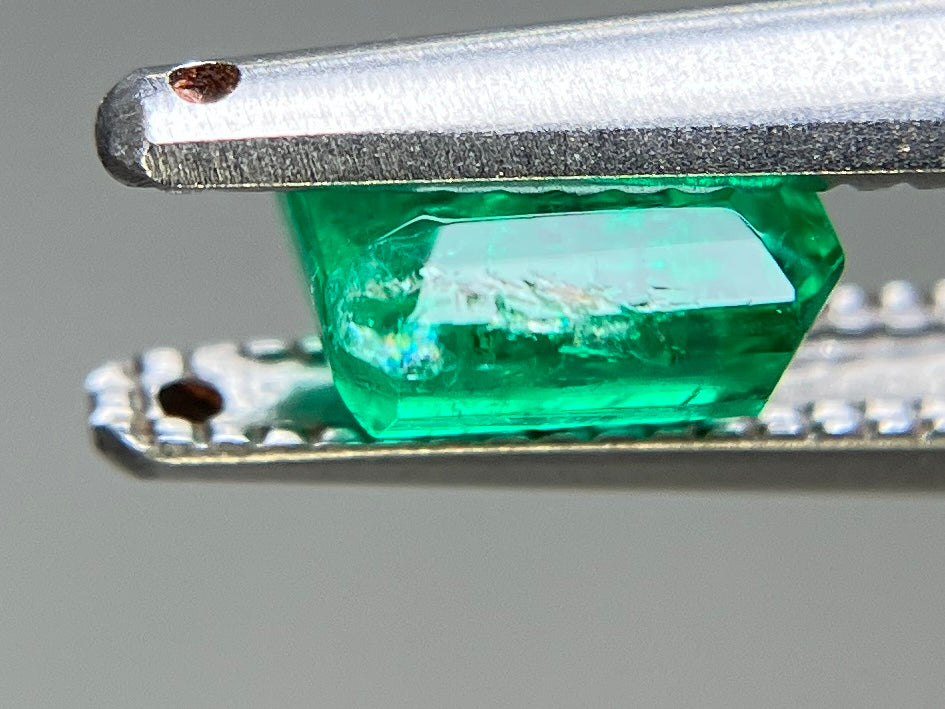 エメラルド 天然 0.793ct 宝石ソーティング付き 5.5㎜×4.7㎜×3.1㎜ ルース（ 裸石 ） 8033YY