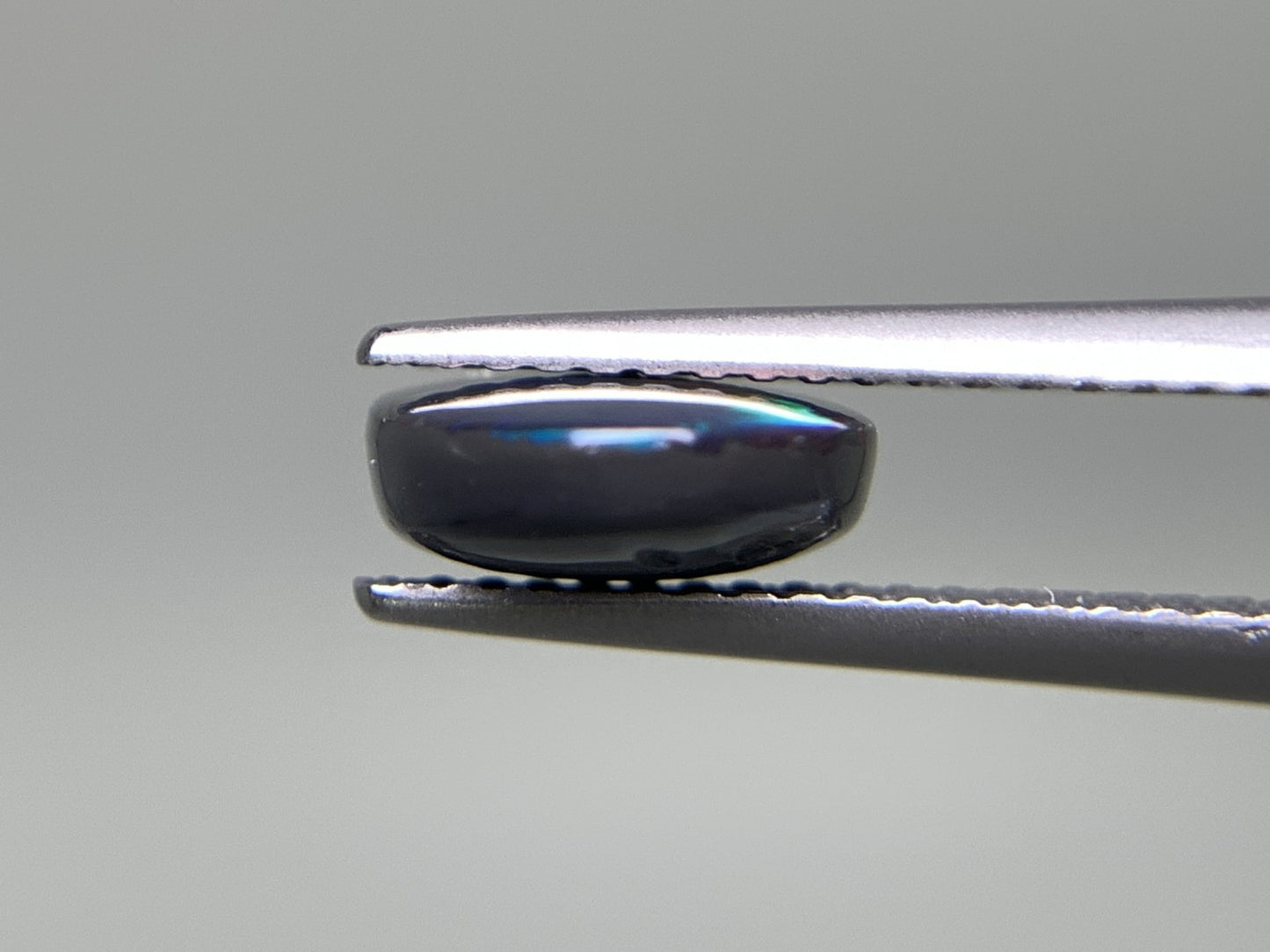 ブラックオパール 1.937ct  中央宝石ソーティング付き  10.6㎜×8.3㎜×3.4㎜  天然 ルース（ 裸石 ） 4524Y