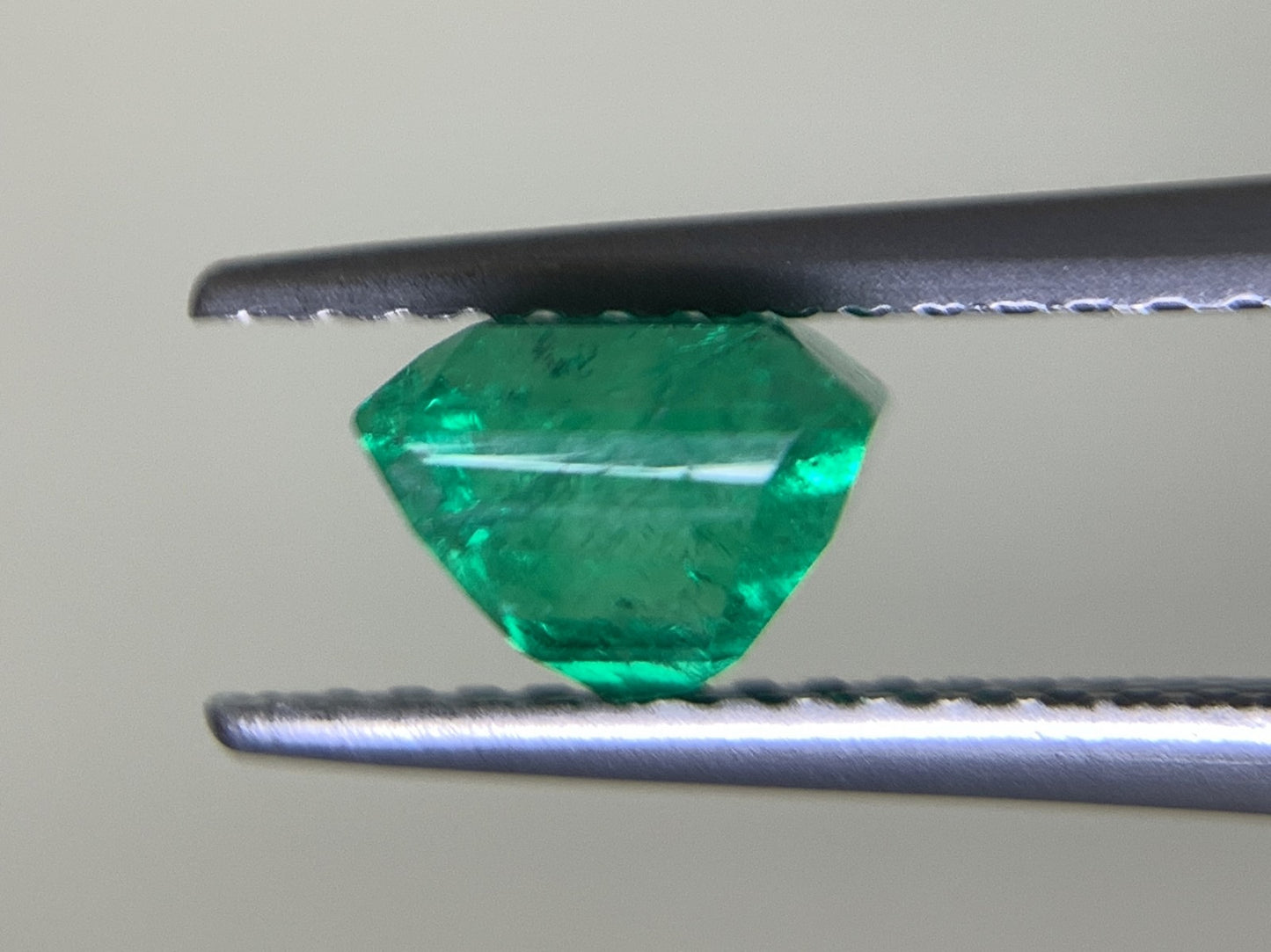 エメラルド  1.124ct  中央宝石ソーティング付き  5.87㎜×5.75㎜×4.52㎜  ルース（ 裸石 ） 3133Y