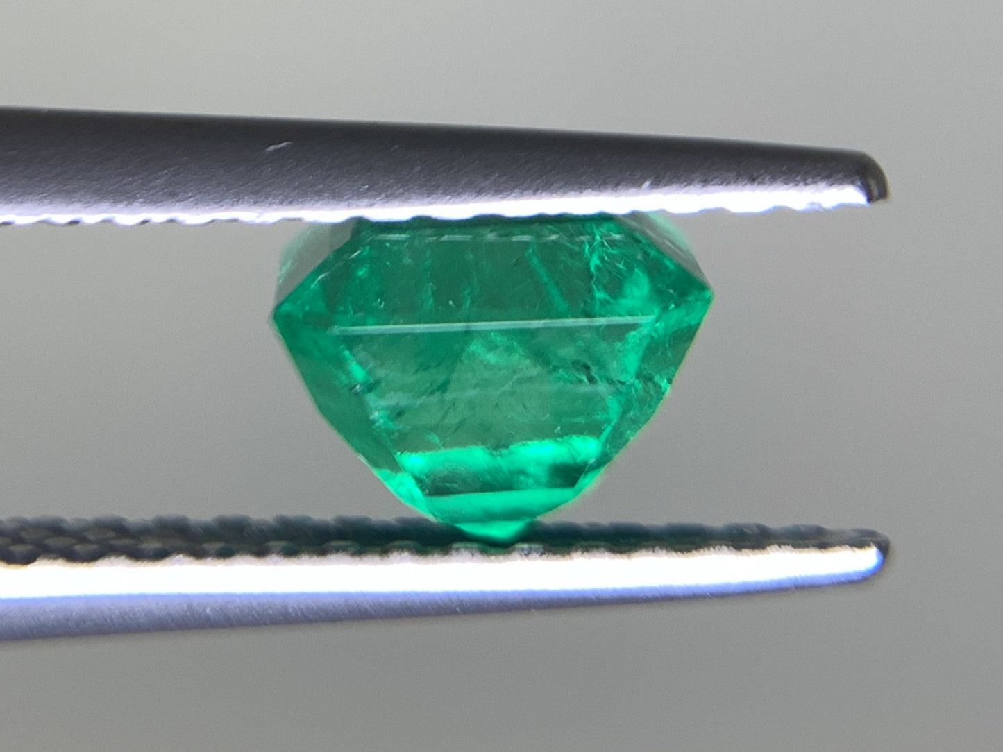 エメラルド  1.124ct  中央宝石ソーティング付き  5.87㎜×5.75㎜×4.52㎜  ルース（ 裸石 ） 3133Y