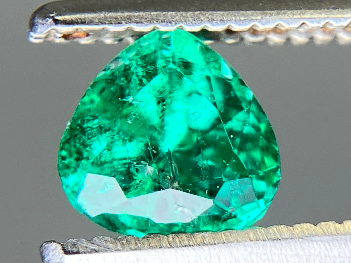 エメラルド 天然 0.533ct 宝石ソーティング付き 5.2㎜×5.3㎜×3.6㎜ ルース（ 裸石 ） 8028YY