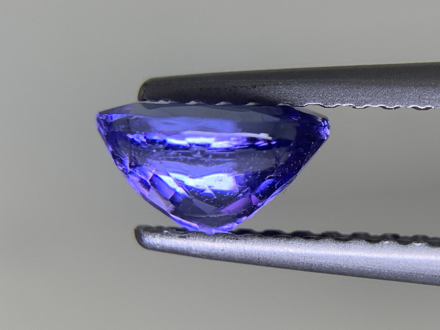 タンザナイト 0.951ct 宝石ソーティング付き 6.8㎜×5.0㎜×3.8㎜ ルース（ 裸石 ） 2066Y