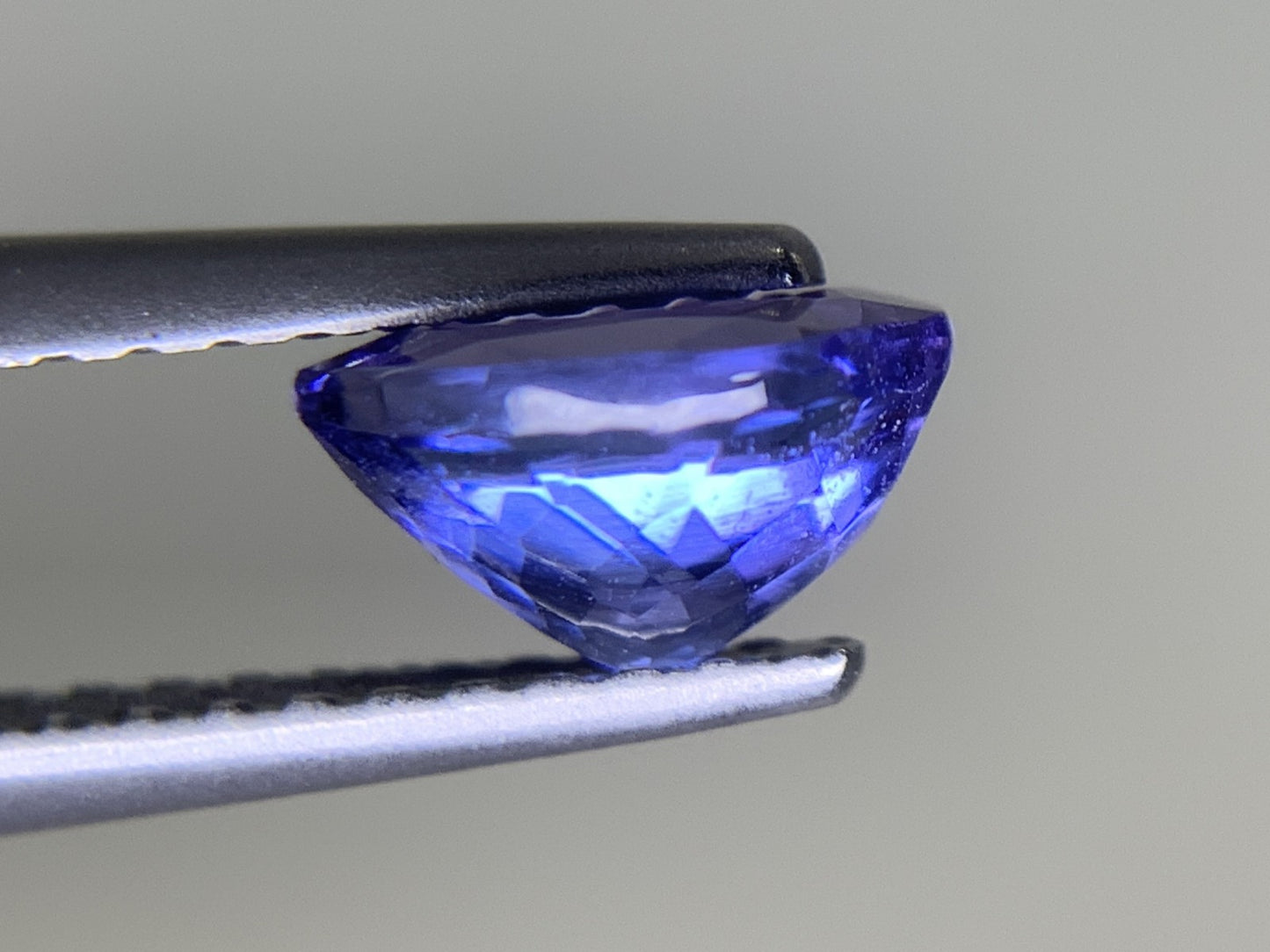 タンザナイト 0.951ct 宝石ソーティング付き 6.8㎜×5.0㎜×3.8㎜ ルース（ 裸石 ） 2066Y