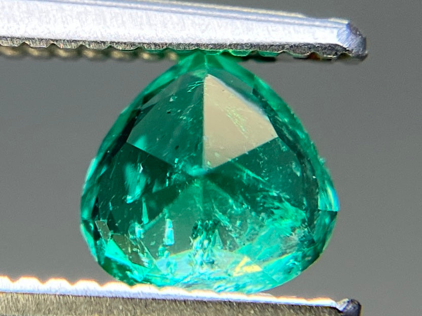 エメラルド 天然 0.533ct 宝石ソーティング付き 5.2㎜×5.3㎜×3.6㎜ ルース（ 裸石 ） 8028YY