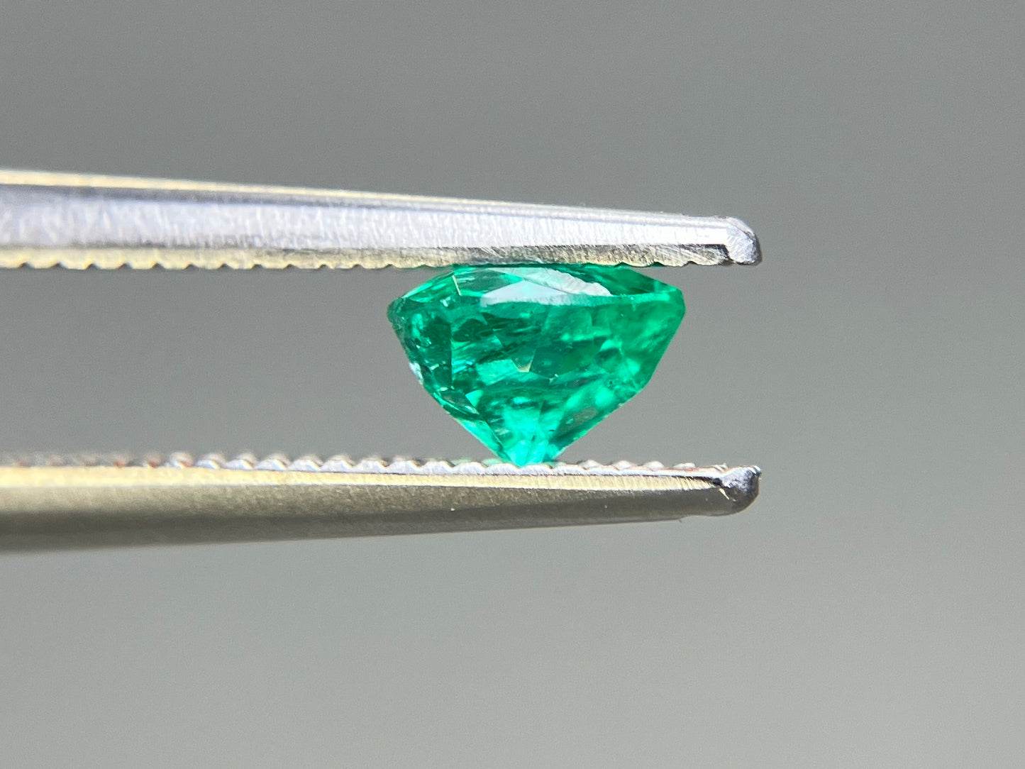 エメラルド 天然 0.533ct 宝石ソーティング付き 5.2㎜×5.3㎜×3.6㎜ ルース（ 裸石 ） 8028YY