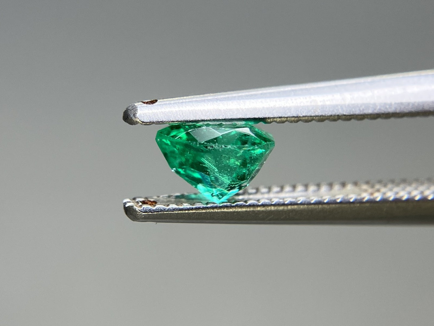 エメラルド 天然 0.533ct 宝石ソーティング付き 5.2㎜×5.3㎜×3.6㎜ ルース（ 裸石 ） 8028YY