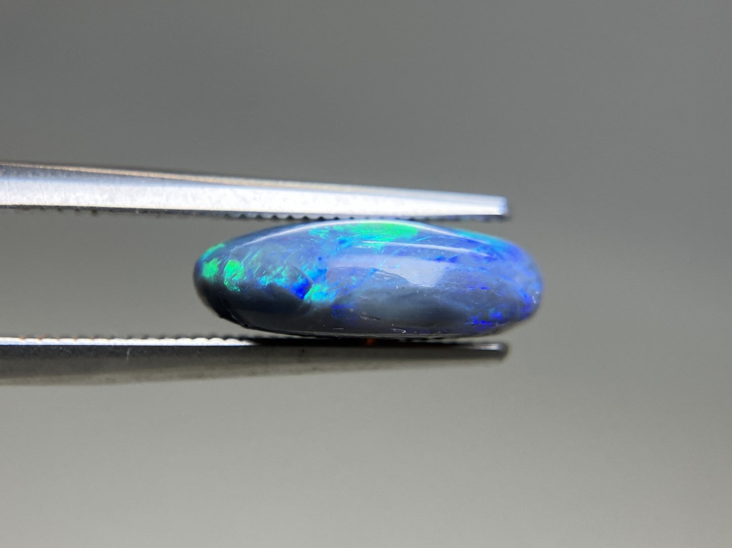 ブラックオパール  天然  4.118ct  中央宝石ソーティング付き  13.6㎜×10.5㎜×4.6㎜   ルース（ 裸石 ） 4876YY