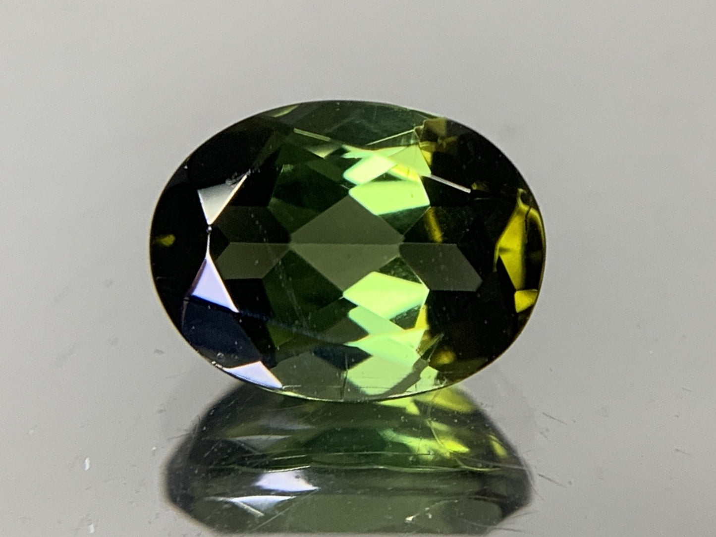 グリーントルマリン 1.532ct  宝石ソーティング付き  8.0㎜×6.2㎜×4.2㎜  ルース（ 裸石 ） 2176Y