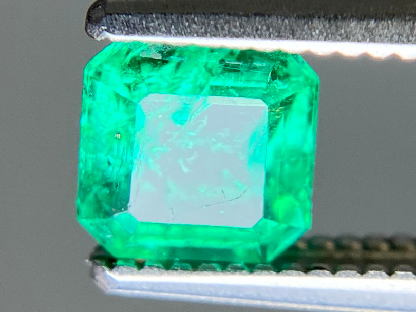 エメラルド 天然 0.587ct 宝石ソーティング付き 5.0㎜×4.9㎜×2.9㎜ ルース（ 裸石 ） 8027YY