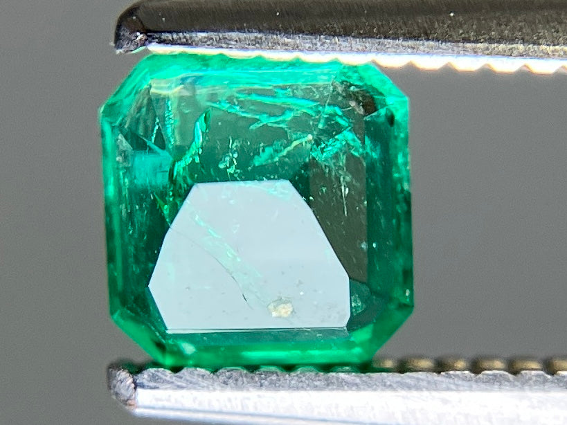 エメラルド 天然 0.587ct 宝石ソーティング付き 5.0㎜×4.9㎜×2.9㎜ ルース（ 裸石 ） 8027YY