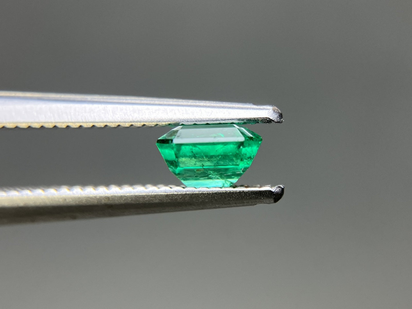 エメラルド 天然 0.587ct 宝石ソーティング付き 5.0㎜×4.9㎜×2.9㎜ ルース（ 裸石 ） 8027YY