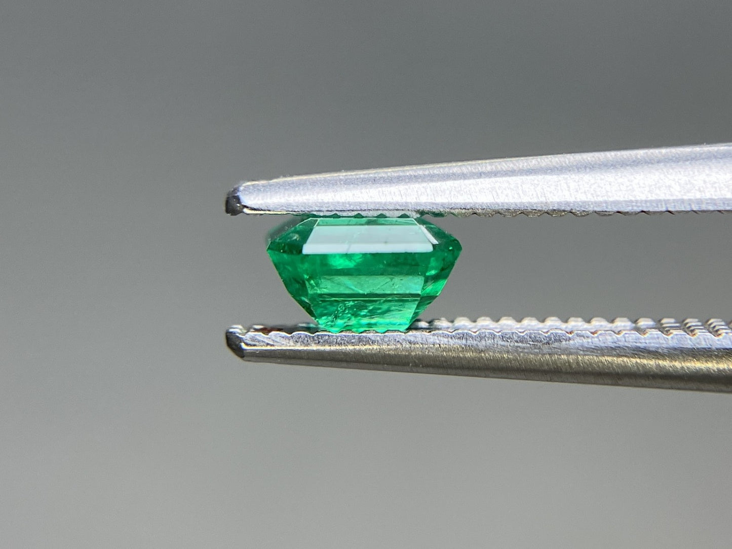 エメラルド 天然 0.587ct 宝石ソーティング付き 5.0㎜×4.9㎜×2.9㎜ ルース（ 裸石 ） 8027YY