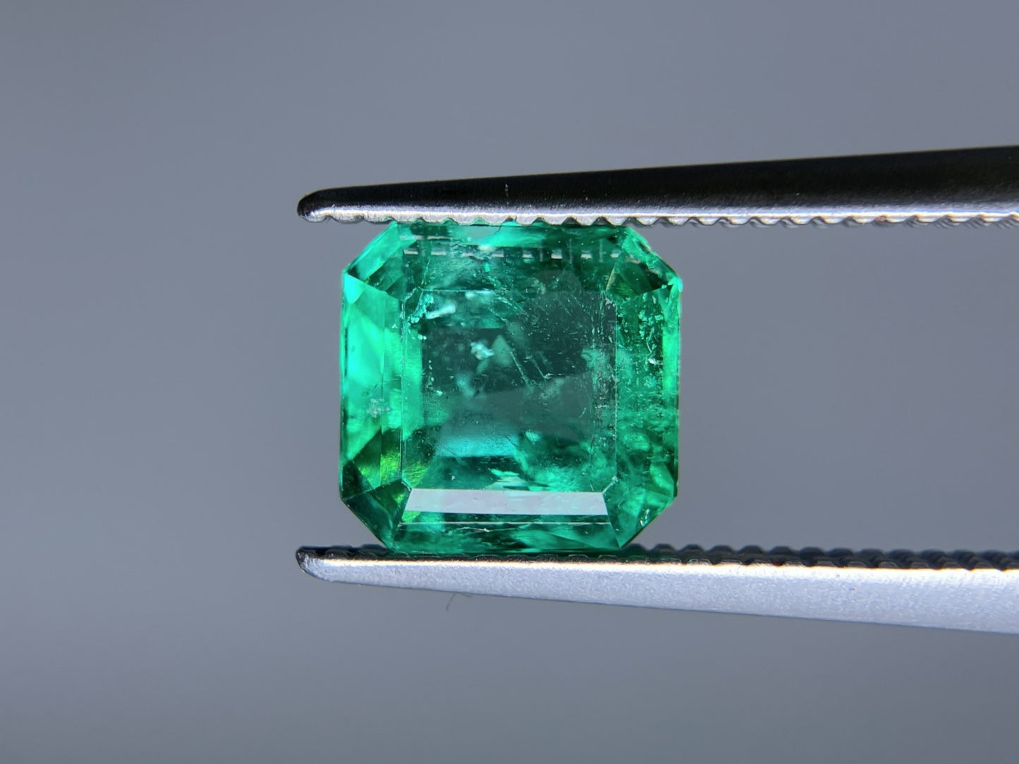 エメラルド 1.324ct 中央宝石ソーティング付き 6.92㎜×6.81㎜×4.31㎜ ルース（ 裸石 ） 3444S