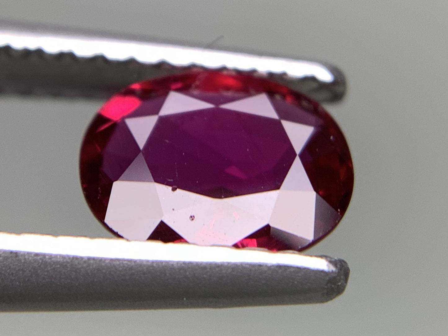 ルビー 天然 0.968ct 中央宝石ソーティング付き 7.13㎜×5.88㎜×2.45㎜ ルース（ 裸石 ） 6997Y