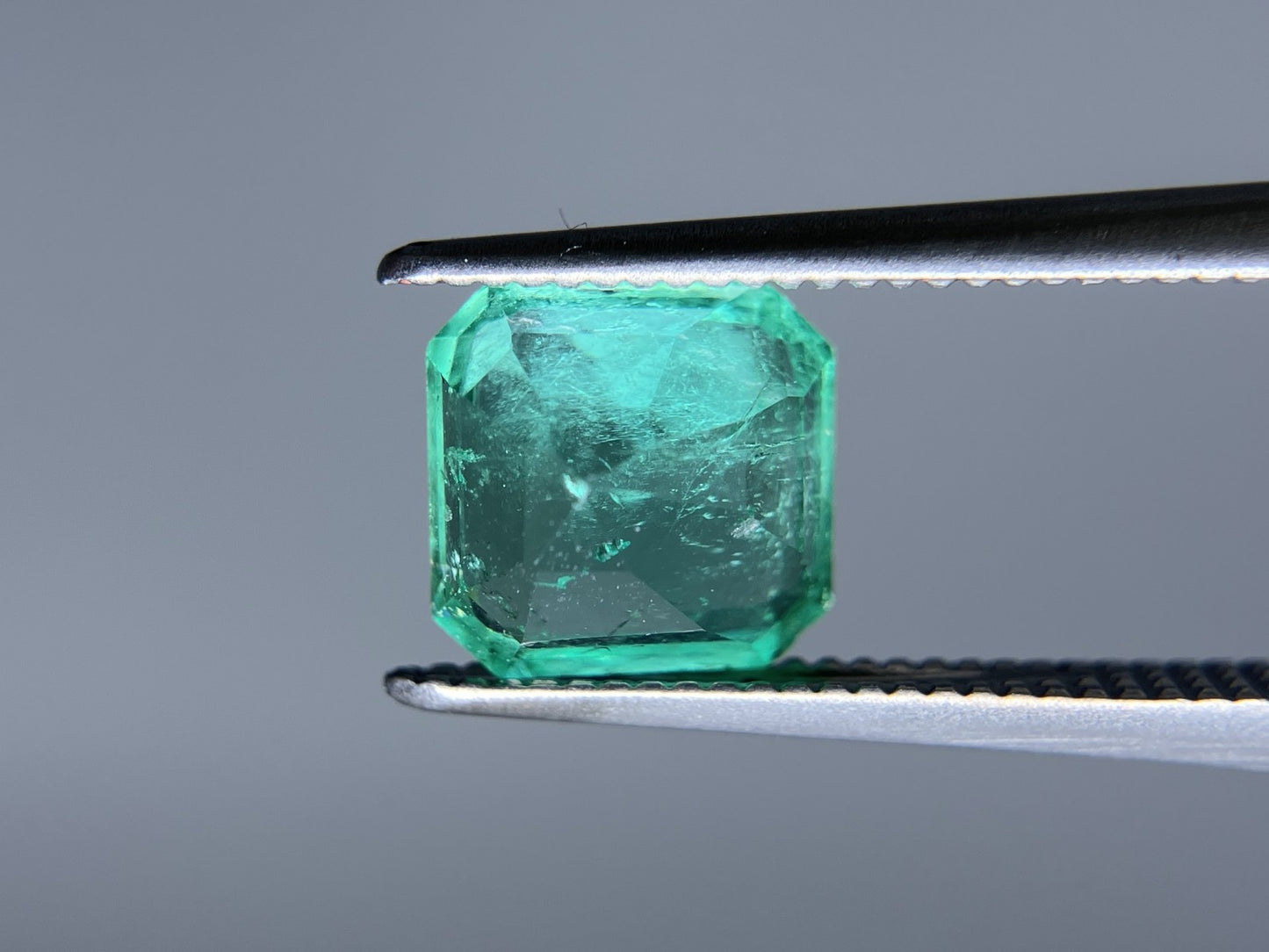 エメラルド 1.324ct 中央宝石ソーティング付き 6.92㎜×6.81㎜×4.31㎜ ルース（ 裸石 ） 3444S