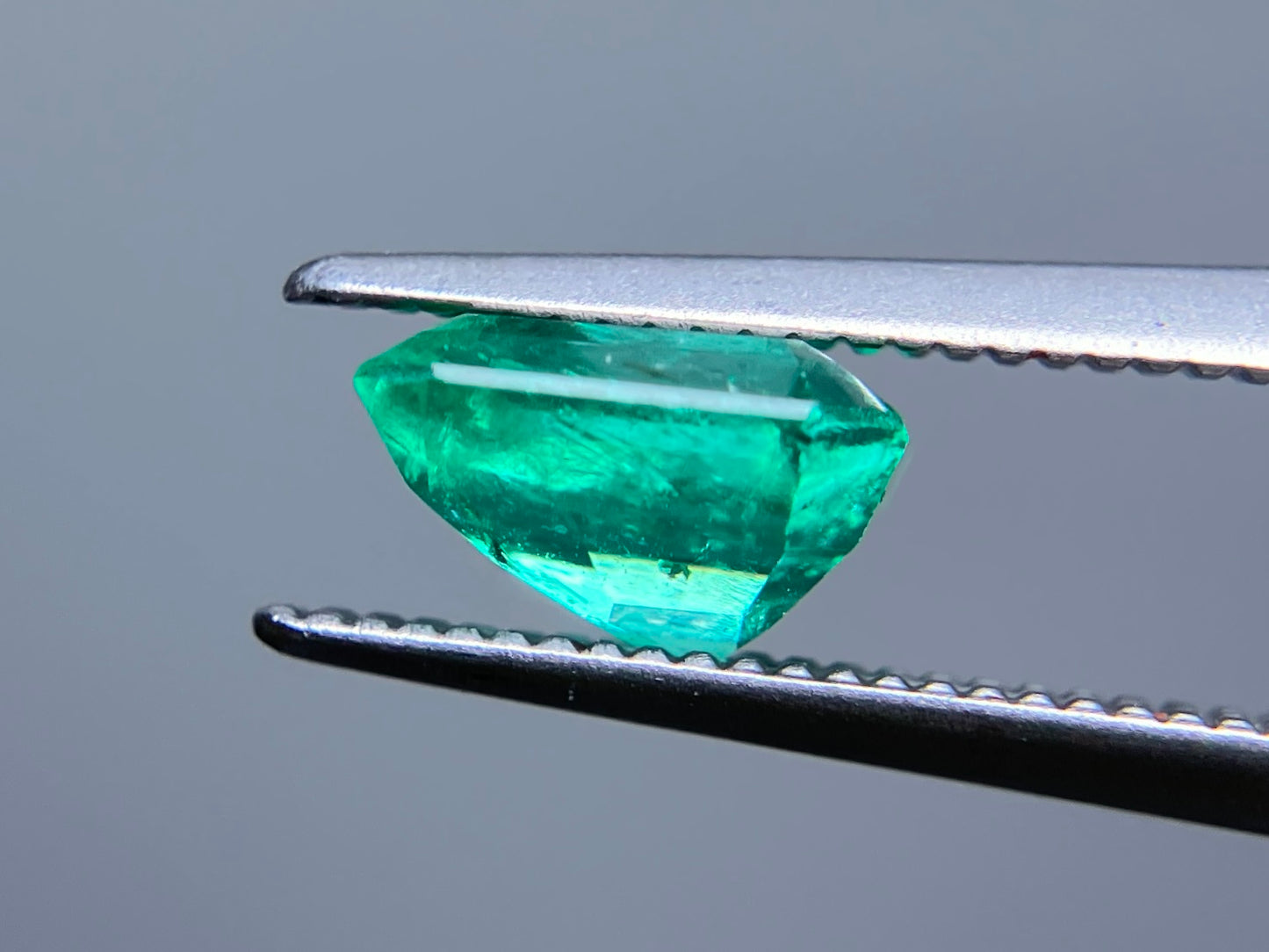 エメラルド 1.324ct 中央宝石ソーティング付き 6.92㎜×6.81㎜×4.31㎜ ルース（ 裸石 ） 3444S
