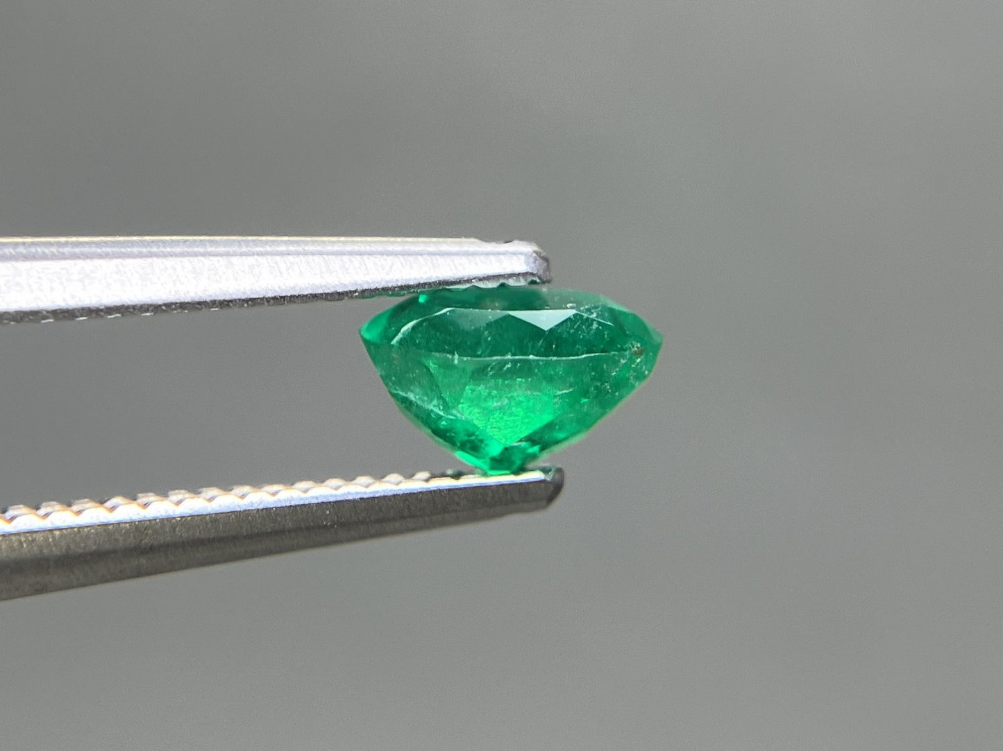 エメラルド 天然 0.536ct 宝石ソーティング付き 5.7㎜×4.4㎜×3.4㎜ ルース（ 裸石 ） 8030YY