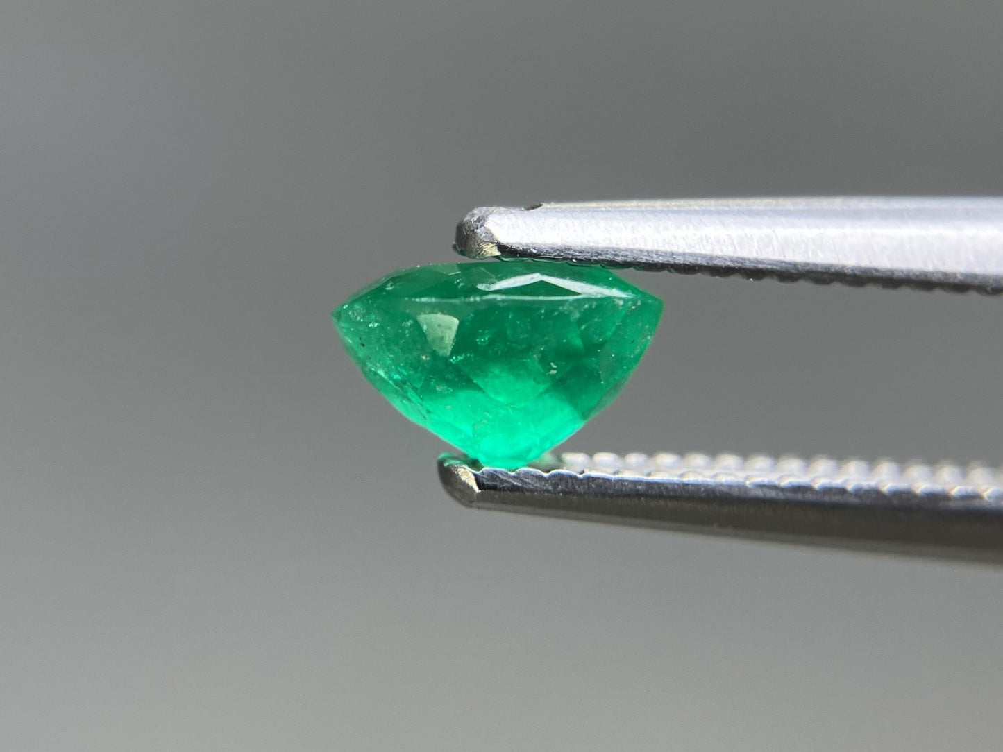 エメラルド 天然 0.536ct 宝石ソーティング付き 5.7㎜×4.4㎜×3.4㎜ ルース（ 裸石 ） 8030YY
