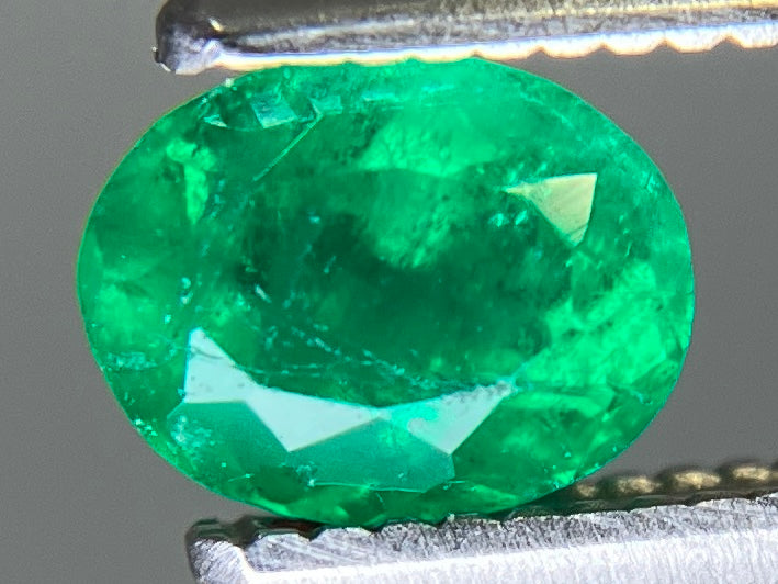 エメラルド 天然 0.536ct 宝石ソーティング付き 5.7㎜×4.4㎜×3.4㎜ ルース（ 裸石 ） 8030YY