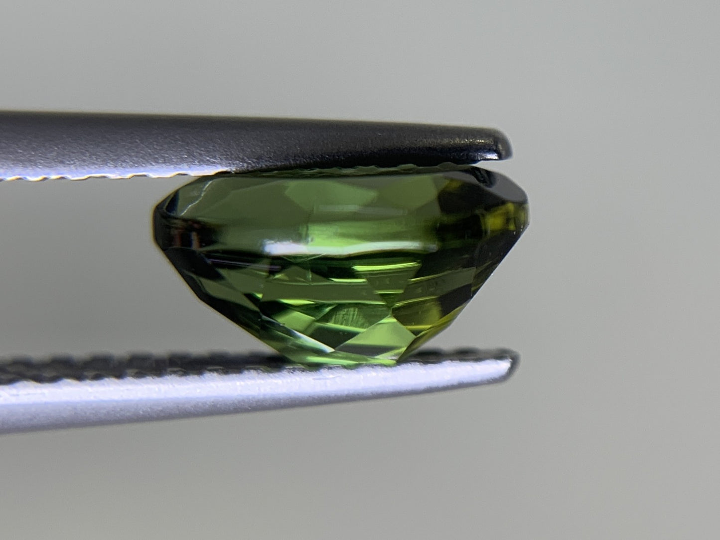 グリーントルマリン 1.532ct  宝石ソーティング付き  8.0㎜×6.2㎜×4.2㎜  ルース（ 裸石 ） 2176Y