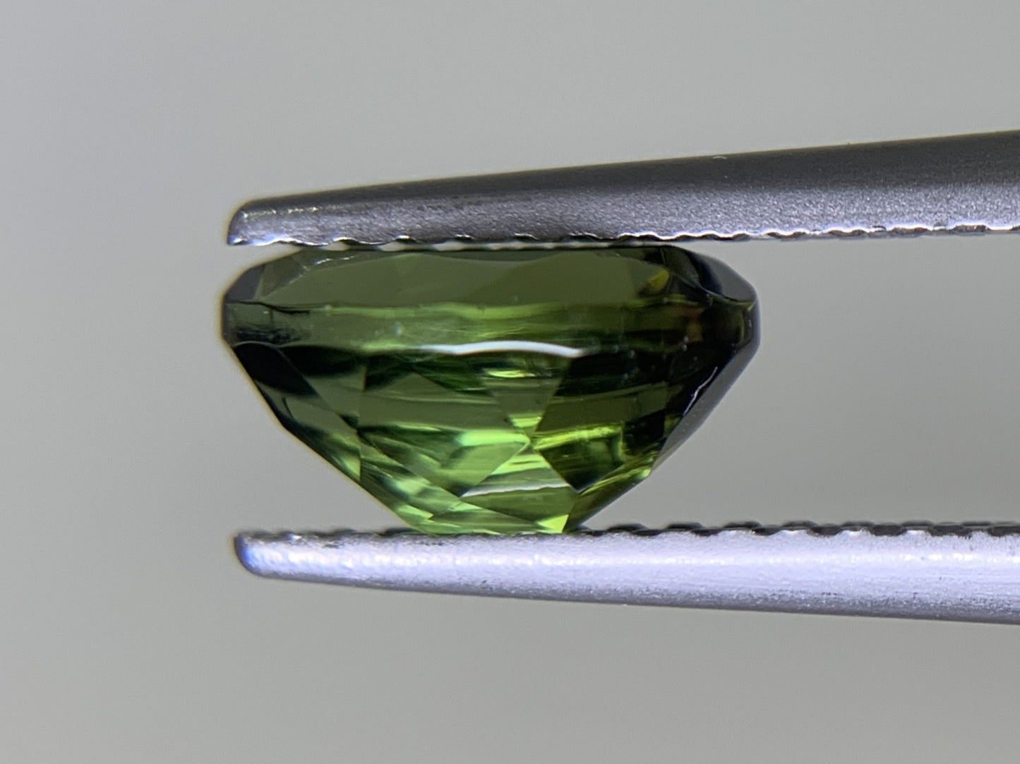 グリーントルマリン 1.532ct  宝石ソーティング付き  8.0㎜×6.2㎜×4.2㎜  ルース（ 裸石 ） 2176Y