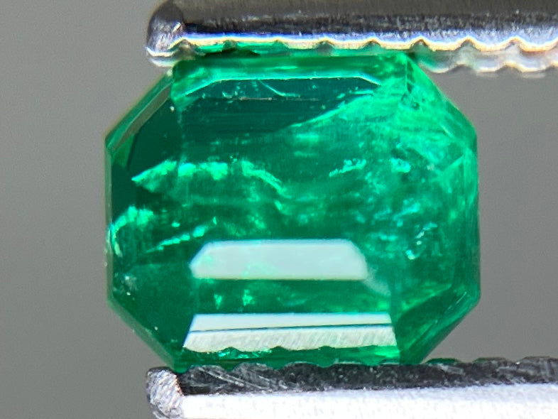 エメラルド 天然 0.517ct 宝石ソーティング付き 4.7㎜×3.9㎜×3.3㎜ ルース（ 裸石 ） 8029YY