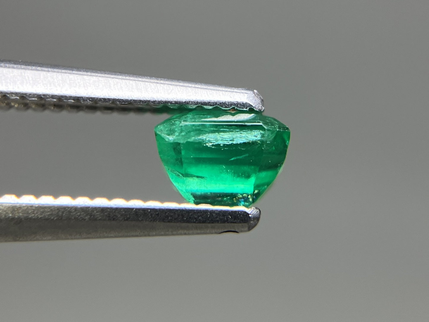 エメラルド 天然 0.517ct 宝石ソーティング付き 4.7㎜×3.9㎜×3.3㎜ ルース（ 裸石 ） 8029YY