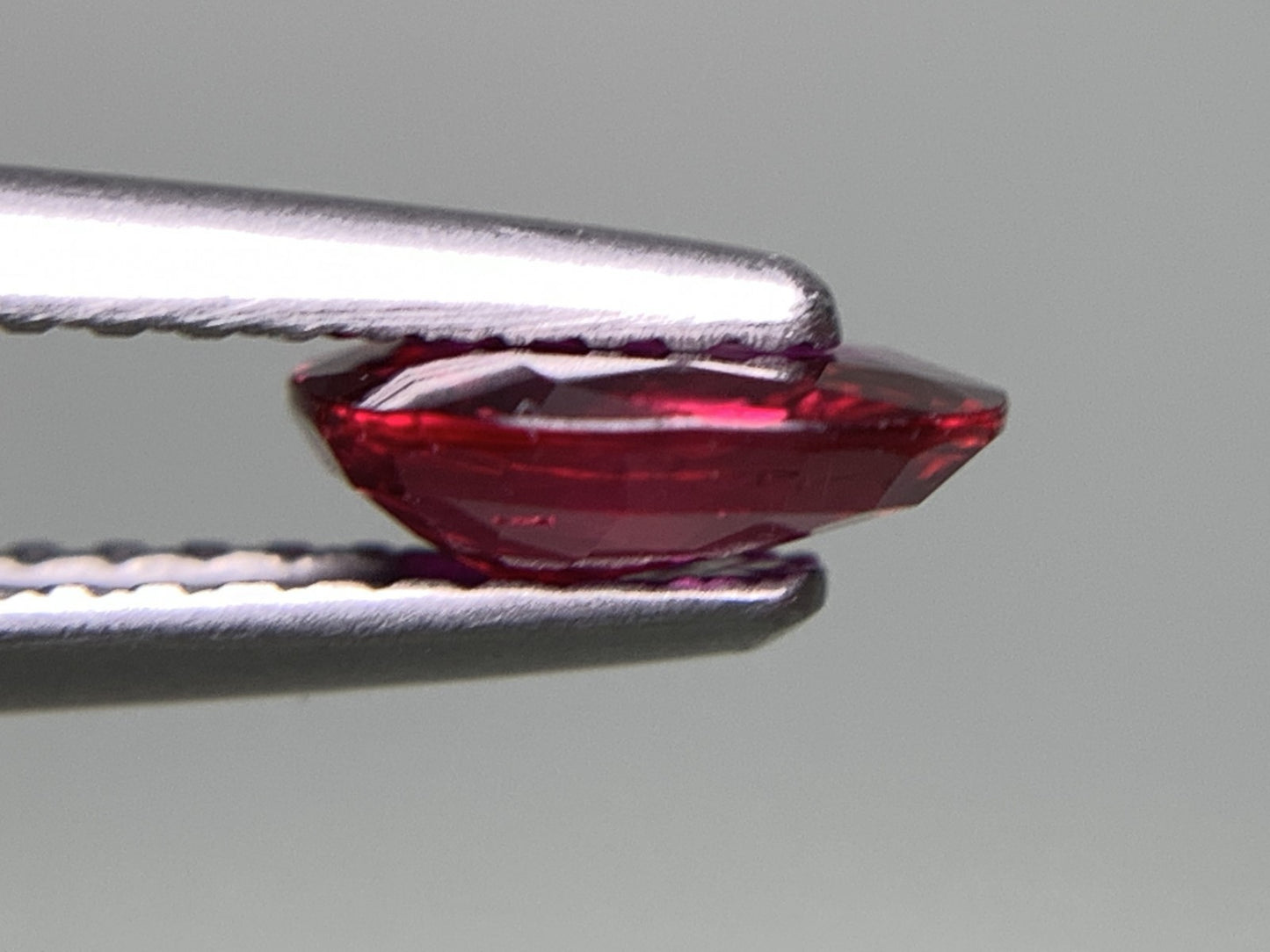 ルビー 天然 0.968ct 中央宝石ソーティング付き 7.13㎜×5.88㎜×2.45㎜ ルース（ 裸石 ） 6997Y