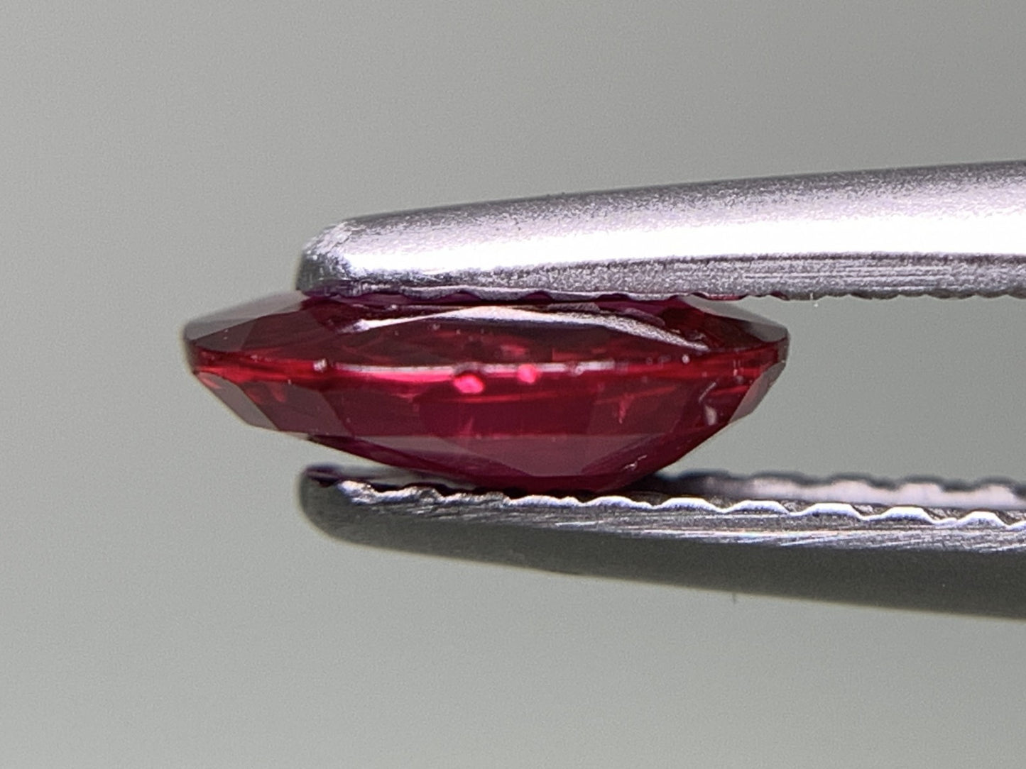 ルビー 天然 0.968ct 中央宝石ソーティング付き 7.13㎜×5.88㎜×2.45㎜ ルース（ 裸石 ） 6997Y