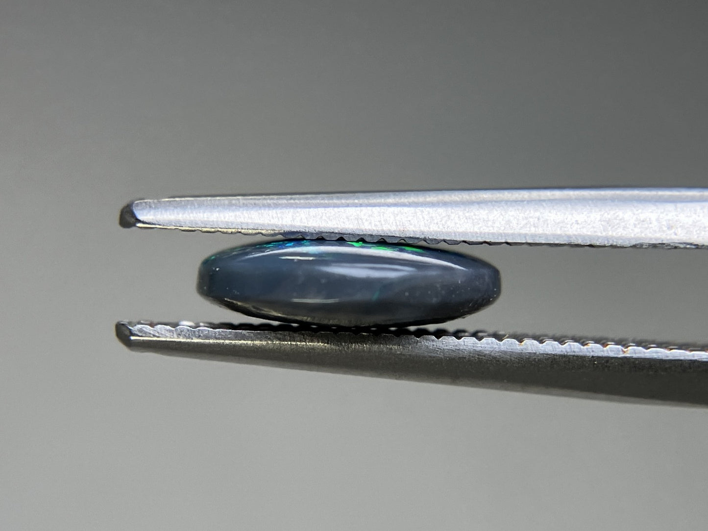 ブラックオパール  天然  1.418ct  中央宝石ソーティング付き  9.2㎜×9.0㎜×2.6㎜   天然 ルース（ 裸石 ） 5009YY