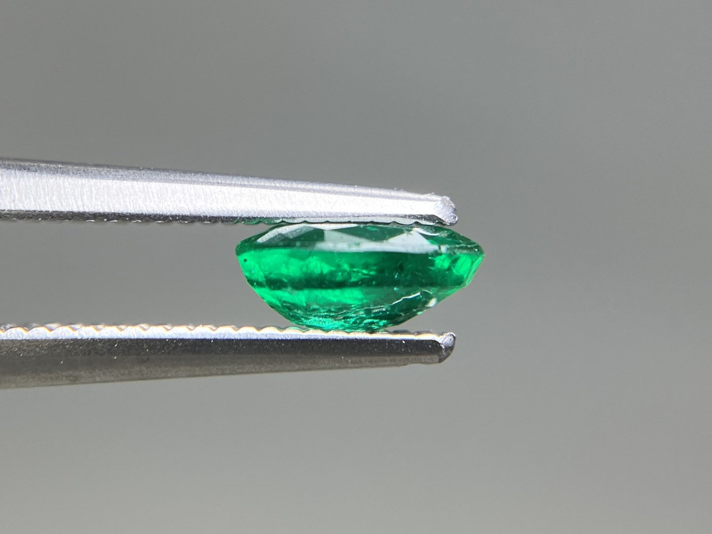 エメラルド 天然 0.682ct 宝石ソーティング付き 6.7㎜×4.9㎜×2.8㎜ ルース（ 裸石 ） 8032YY