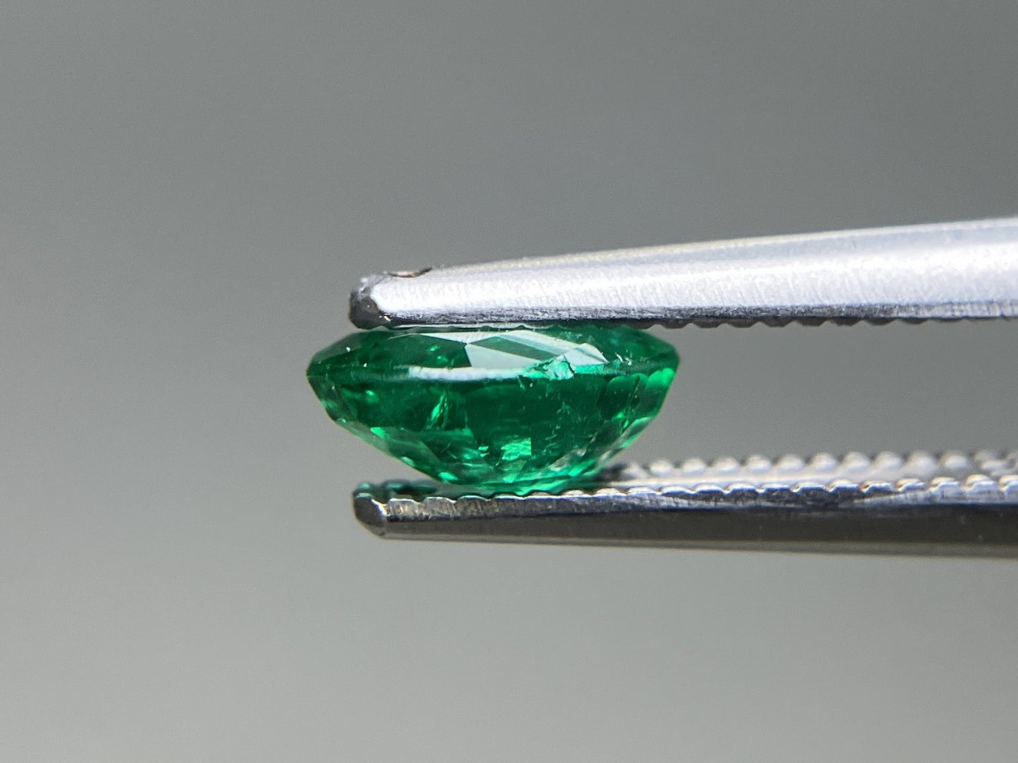 エメラルド 天然 0.682ct 宝石ソーティング付き 6.7㎜×4.9㎜×2.8㎜ ルース（ 裸石 ） 8032YY