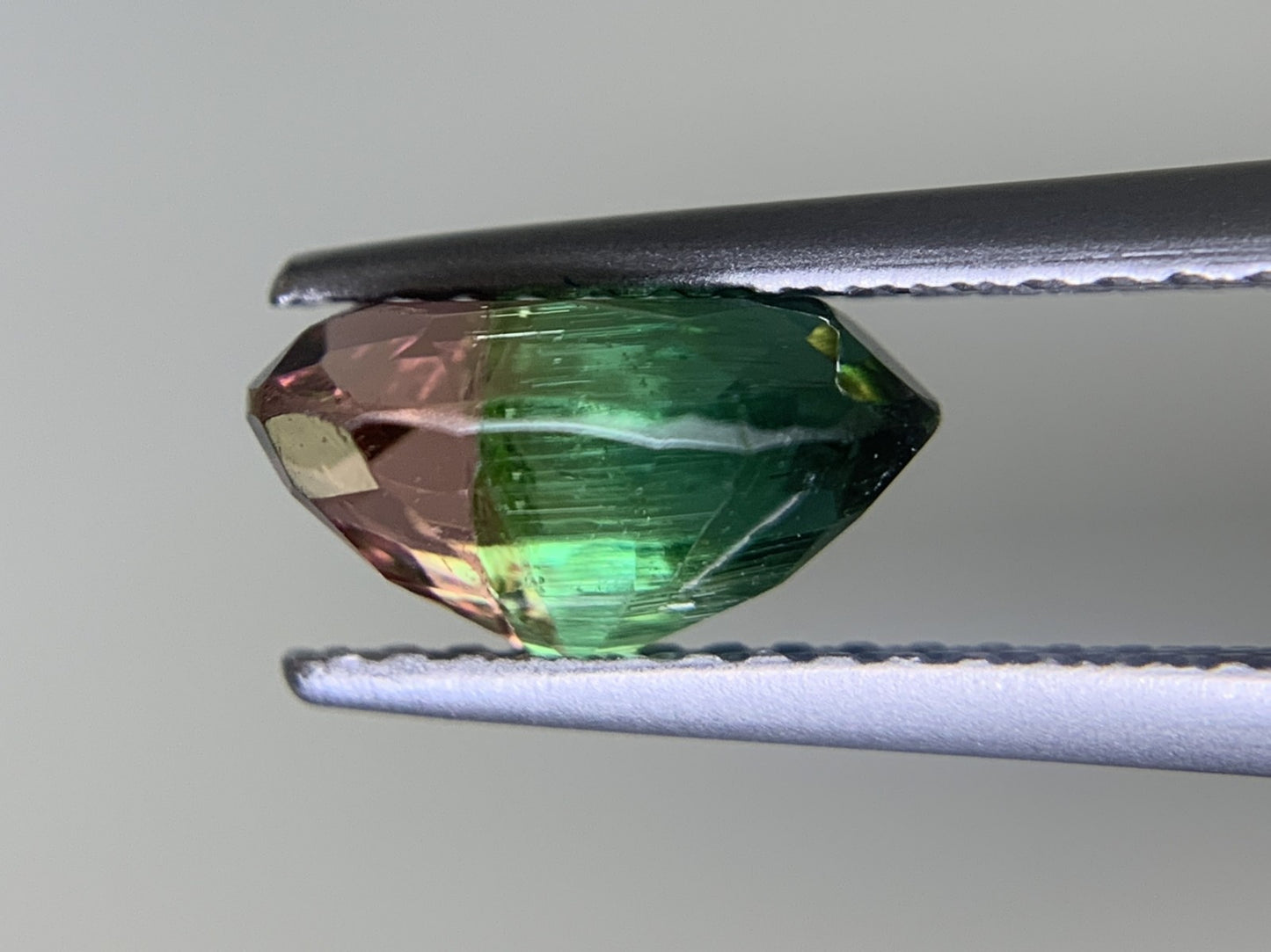 トルマリン 1.569ct  宝石ソーティング付き  8.7㎜×5.7㎜×4.6㎜  ルース（ 裸石 ） 2128Y