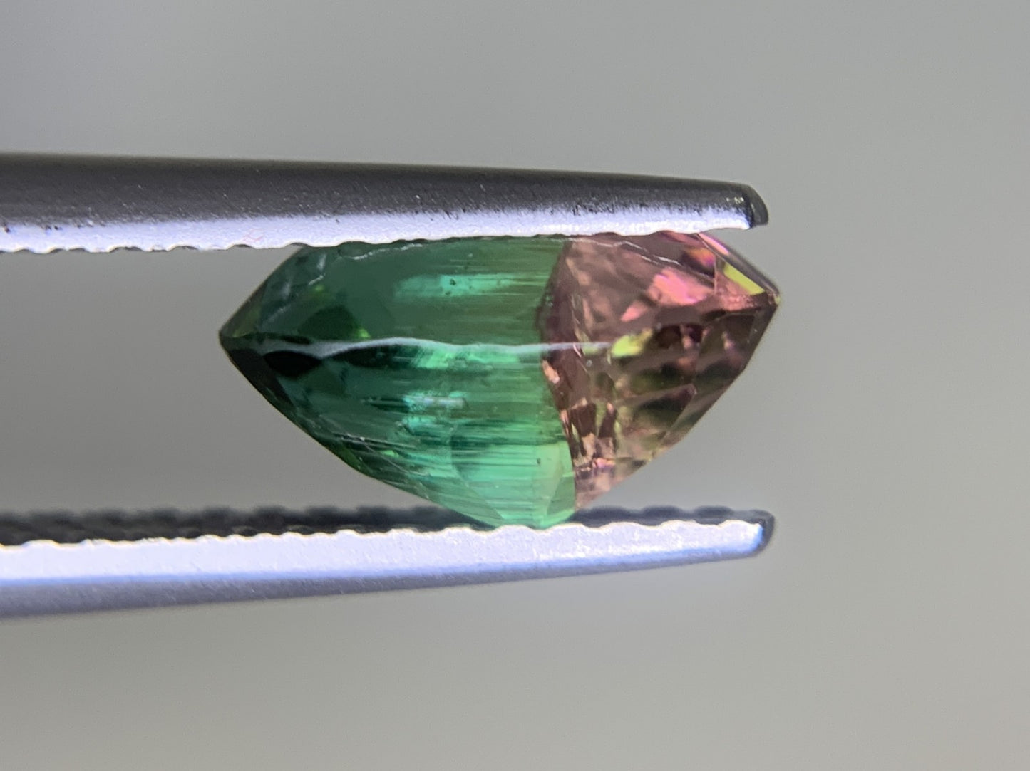 トルマリン 1.569ct  宝石ソーティング付き  8.7㎜×5.7㎜×4.6㎜  ルース（ 裸石 ） 2128Y