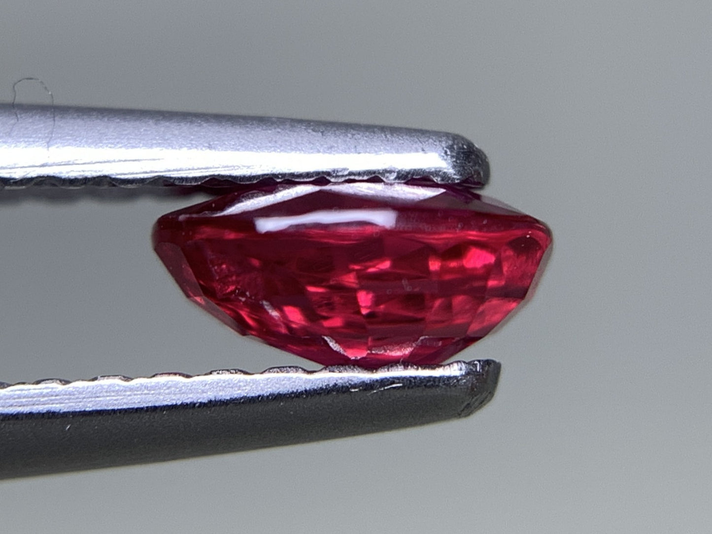 ルビー 天然 0.857ct 中央宝石ソーティング付き 6.15㎜×5.05㎜×2.83㎜ ルース（ 裸石 ） 6999Y