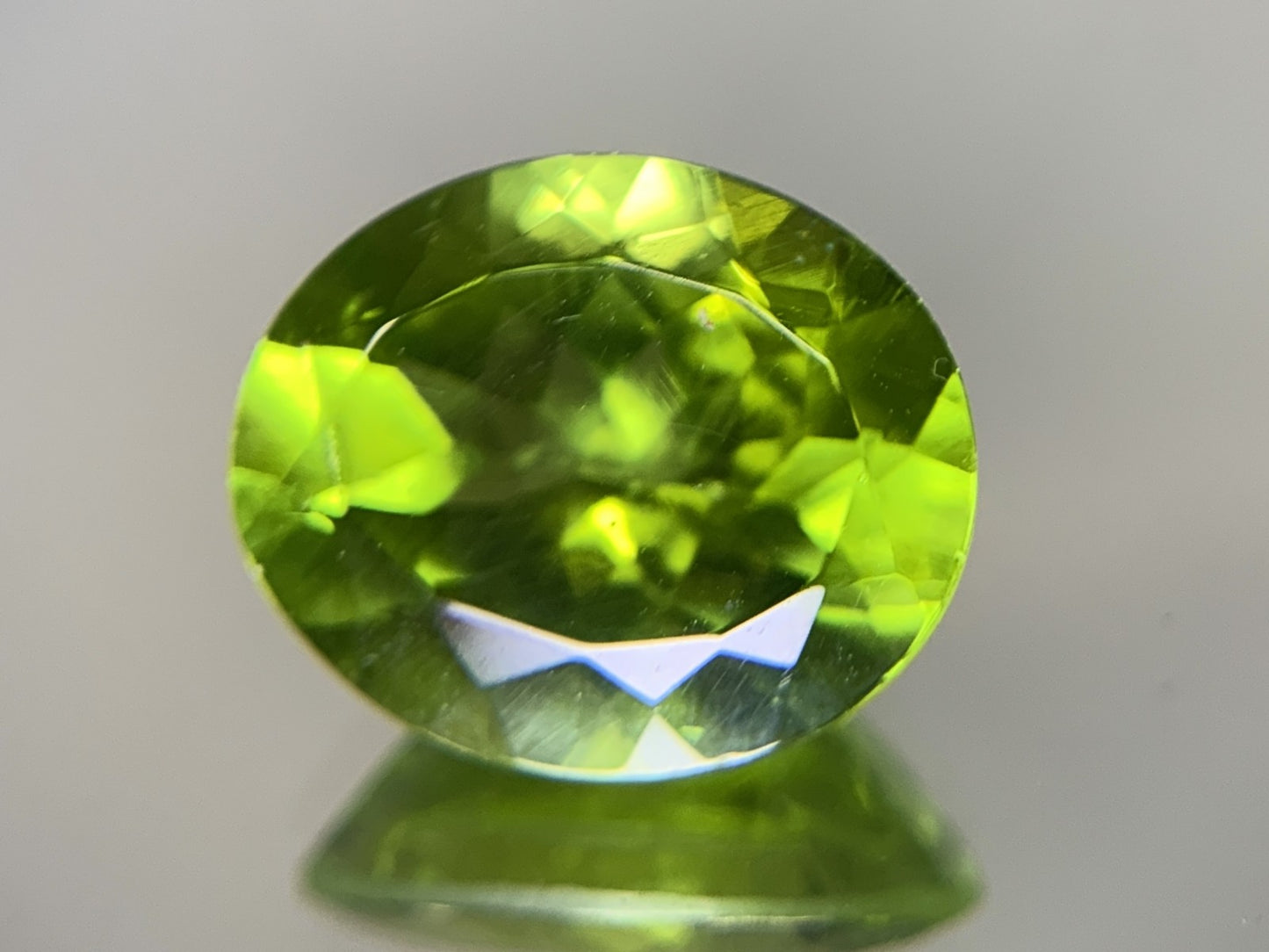ペリドット 6.345ct  宝石ソーティング付き  13.0㎜×10.9㎜×6.6㎜  ルース（ 裸石 ） 2175Y