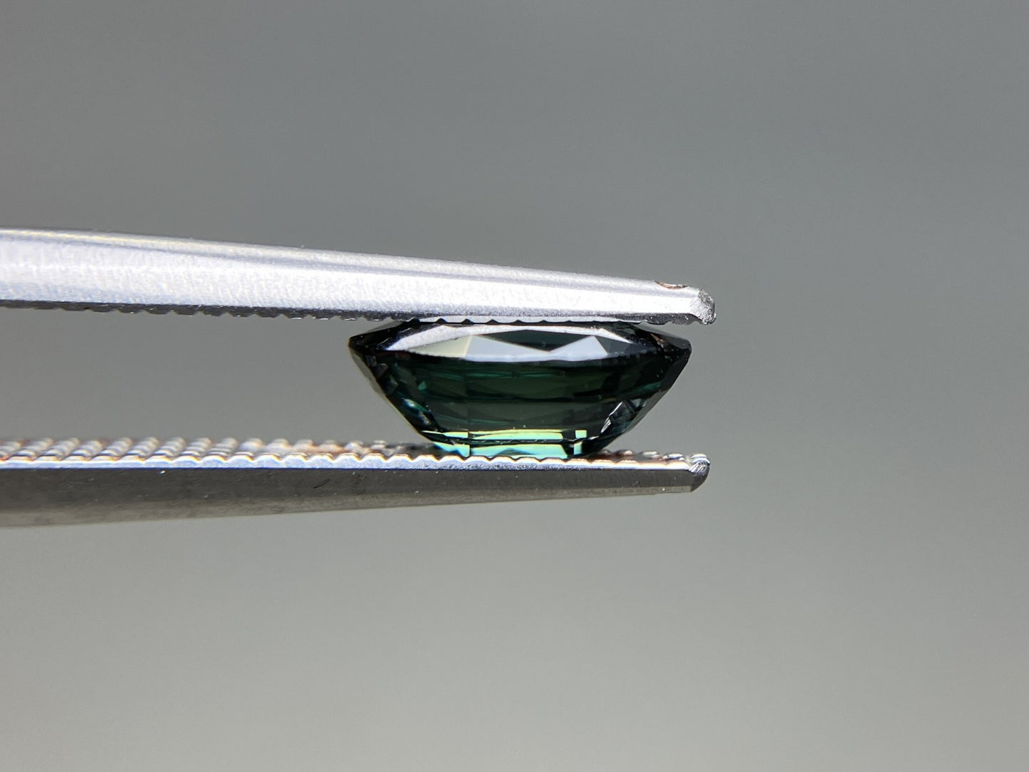 サファイア 天然 1.628ct 宝石ソーティング付き 8.0㎜×6.2㎜×3.3㎜ ルース（ 裸石 ） 8050YY