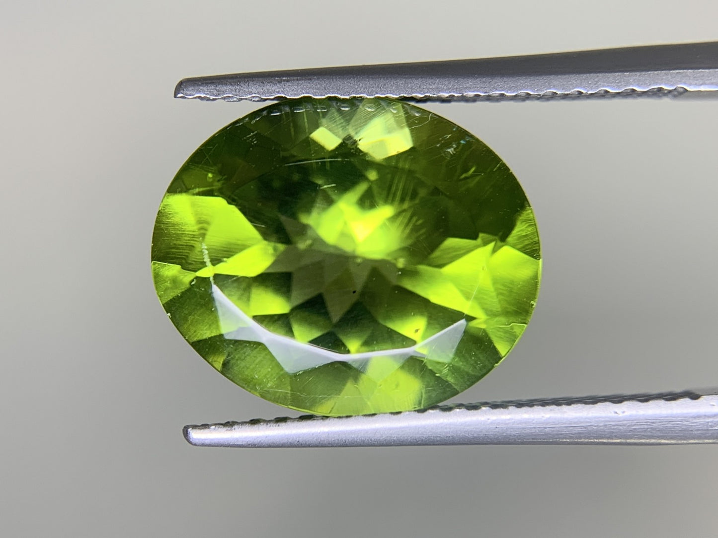 ペリドット 6.345ct  宝石ソーティング付き  13.0㎜×10.9㎜×6.6㎜  ルース（ 裸石 ） 2175Y