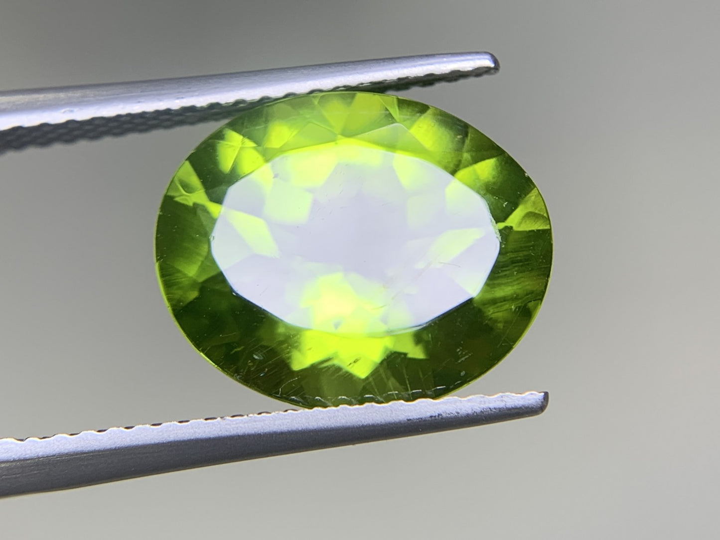 ペリドット 6.345ct  宝石ソーティング付き  13.0㎜×10.9㎜×6.6㎜  ルース（ 裸石 ） 2175Y