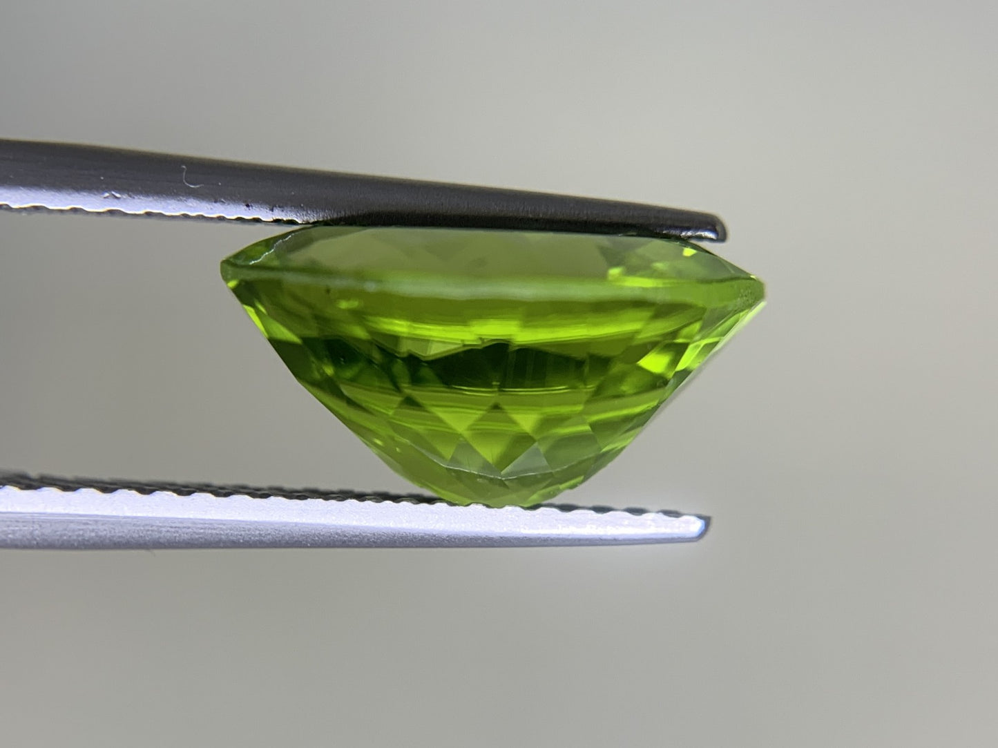 ペリドット 6.345ct  宝石ソーティング付き  13.0㎜×10.9㎜×6.6㎜  ルース（ 裸石 ） 2175Y