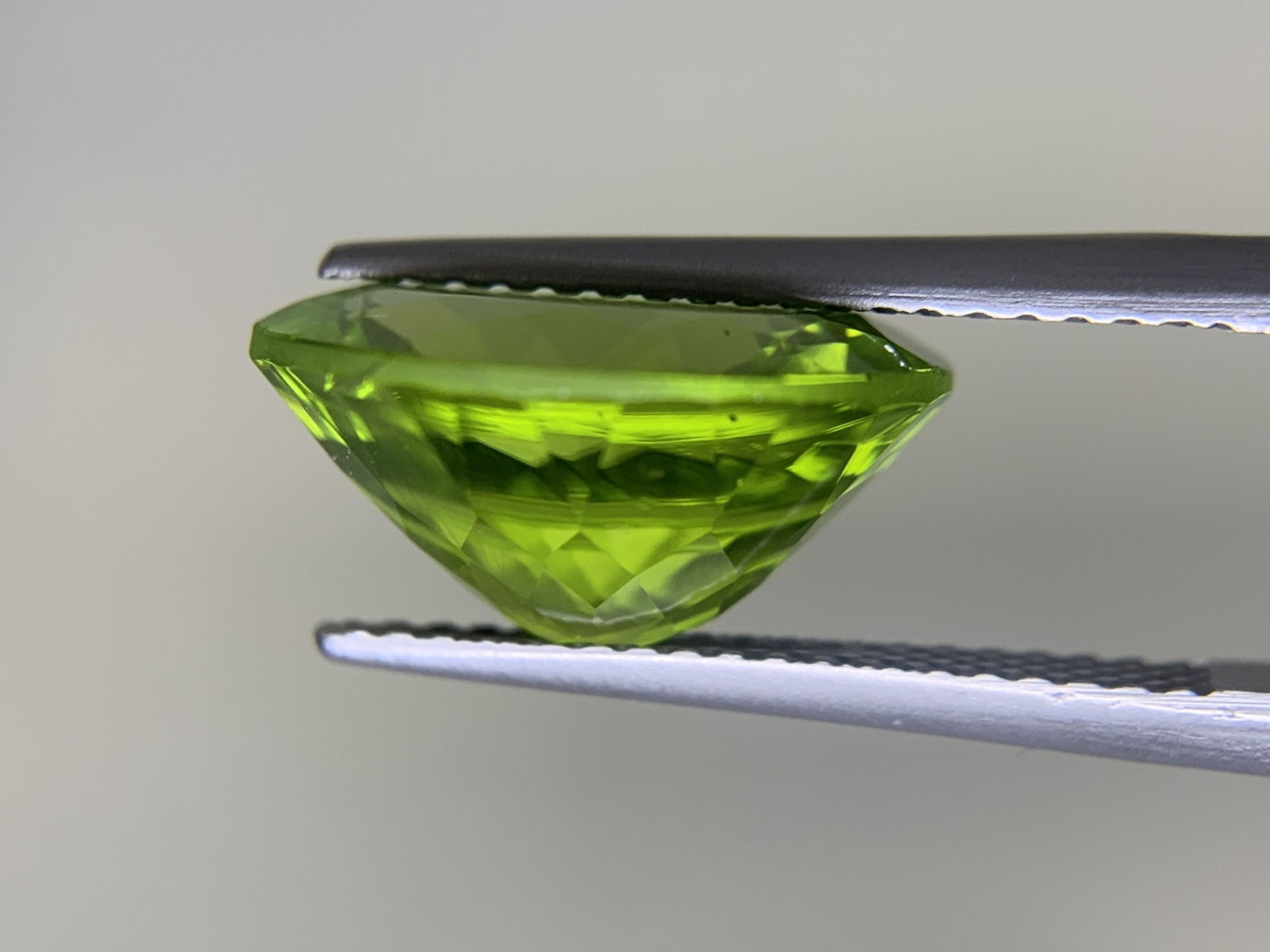 ペリドット 6.345ct  宝石ソーティング付き  13.0㎜×10.9㎜×6.6㎜  ルース（ 裸石 ） 2175Y