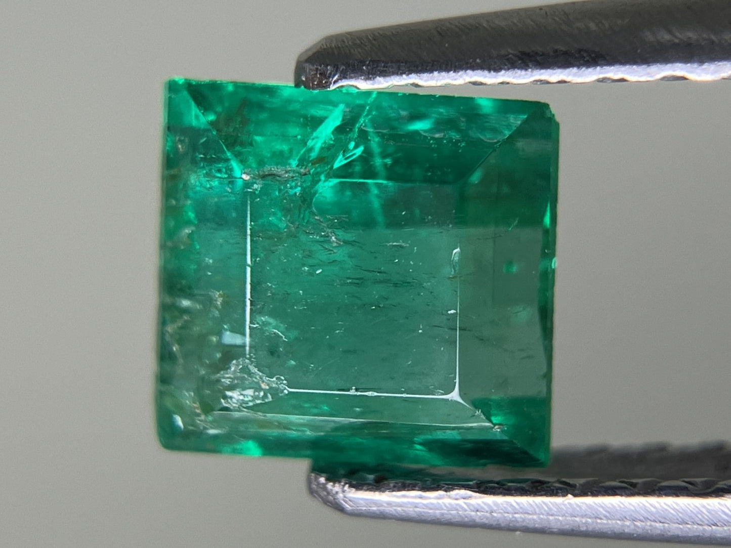エメラルド 0.951ct 中央宝石ソーティング付き 5.99㎜×5.75㎜×3.57㎜ ルース（ 裸石 ） 3434YY