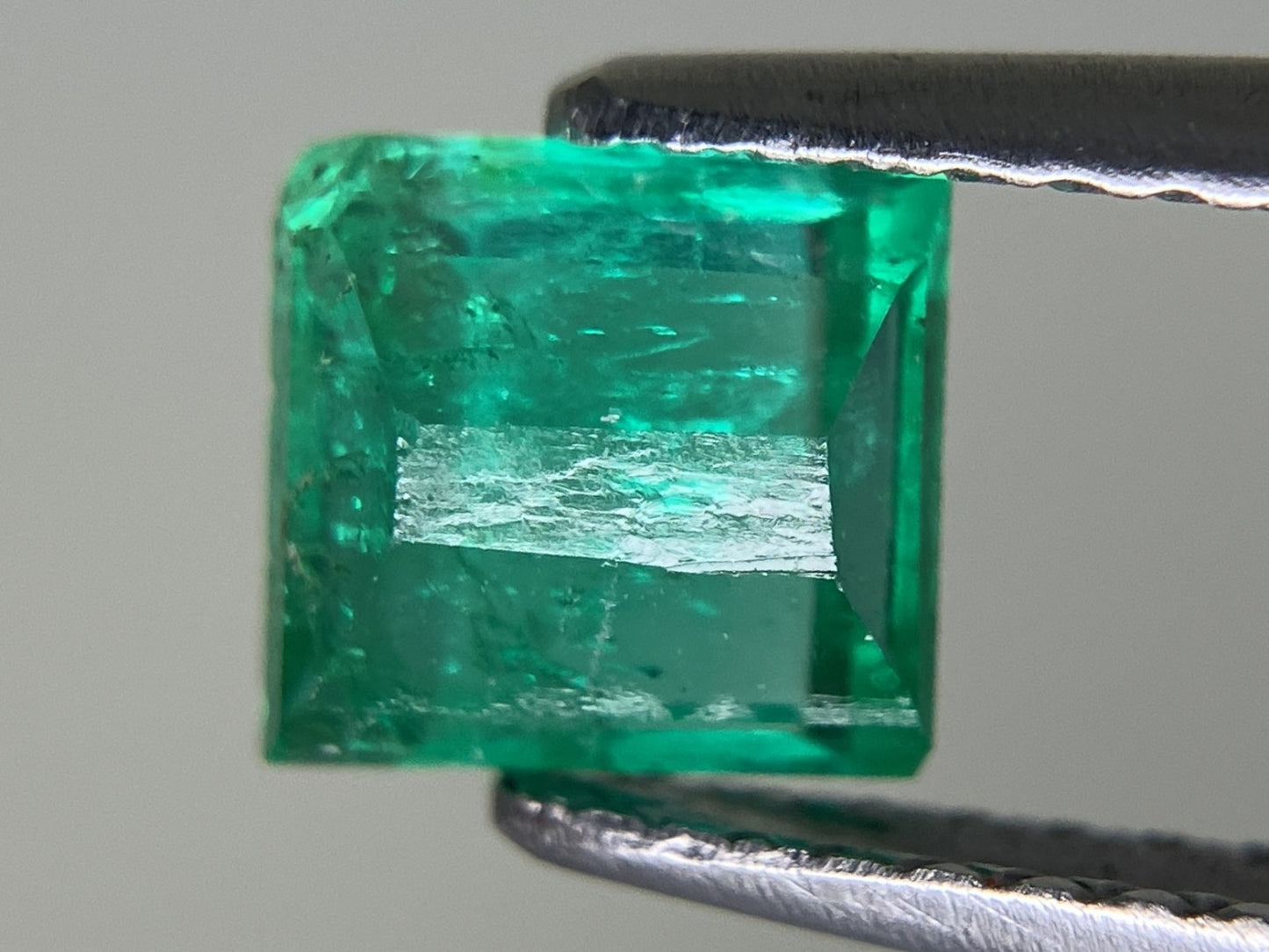 エメラルド 0.951ct 中央宝石ソーティング付き 5.99㎜×5.75㎜×3.57㎜ ルース（ 裸石 ） 3434YY