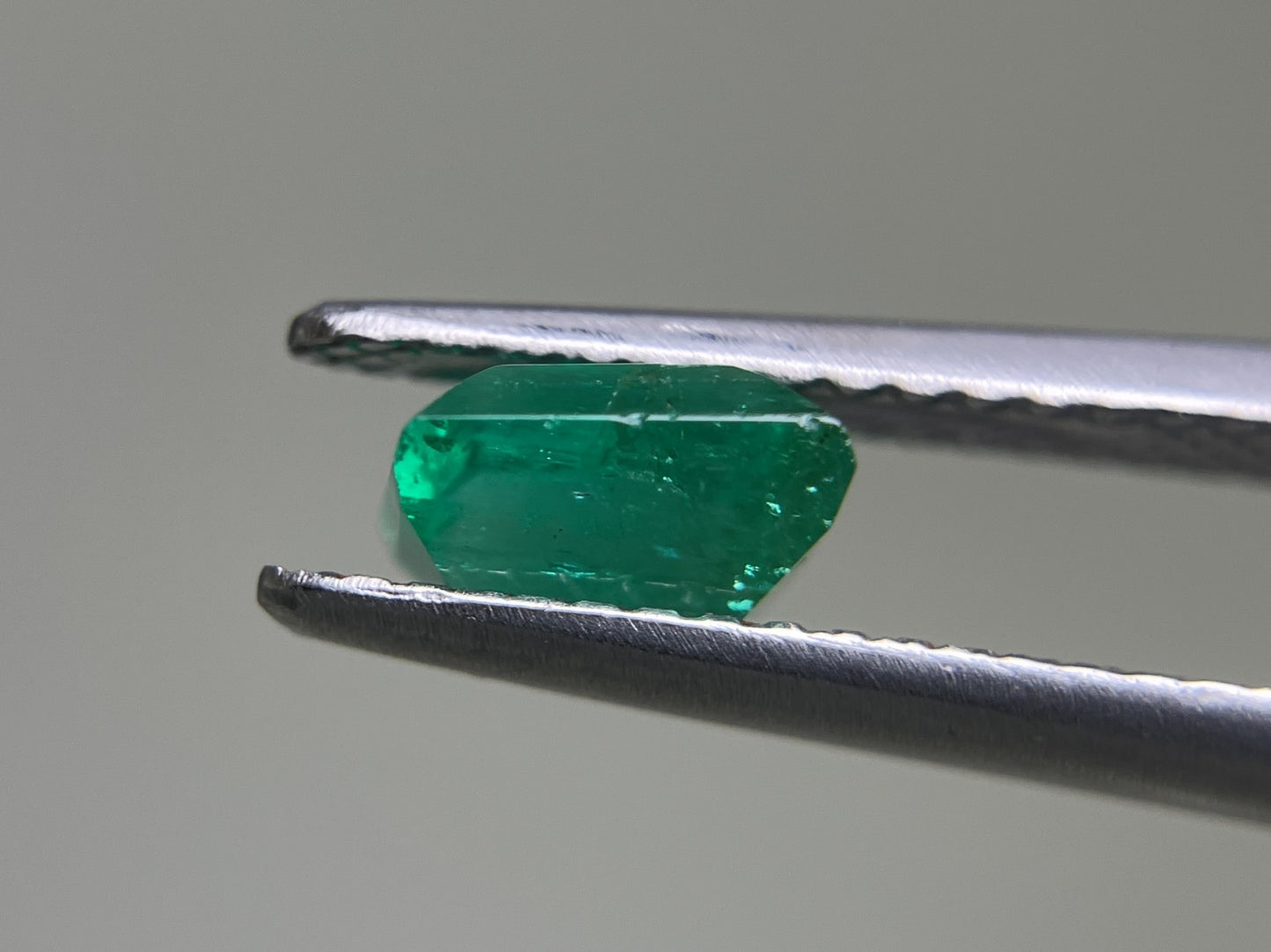 エメラルド 0.951ct 中央宝石ソーティング付き 5.99㎜×5.75㎜×3.57㎜ ルース（ 裸石 ） 3434YY