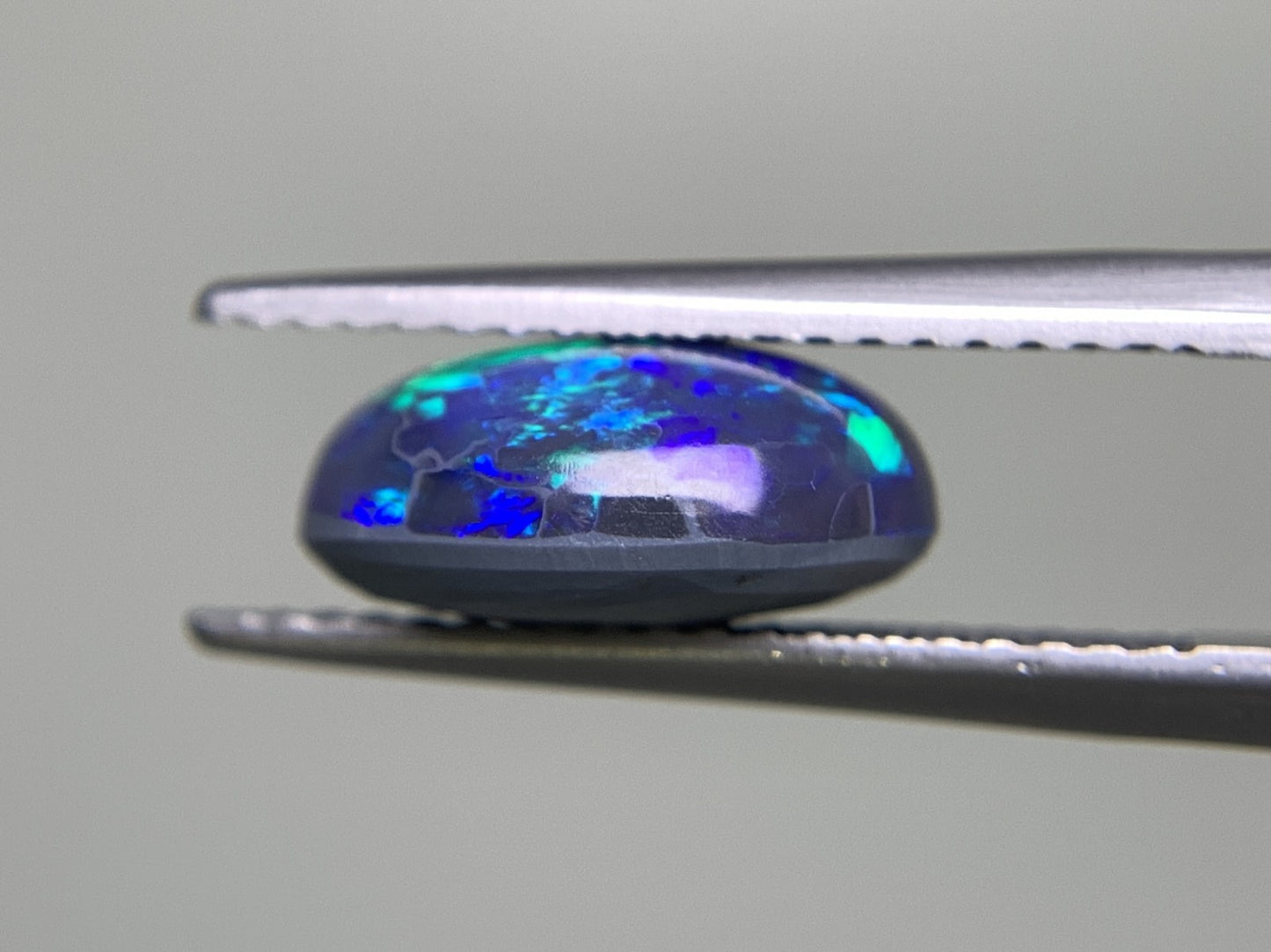 ブラックオパール 2.699ct  中央宝石ソーティング付き  10.9㎜×8.4㎜×4.8㎜  天然 ルース（ 裸石 ） 4481Y