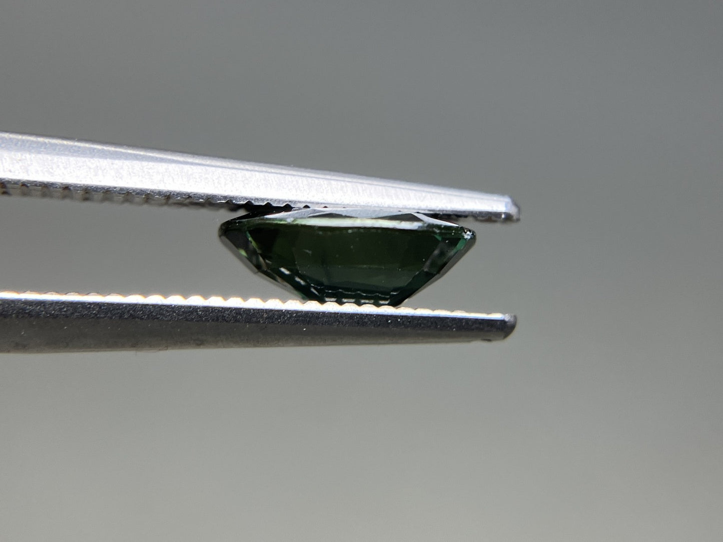 サファイア 天然 1.637ct 宝石ソーティング付き 8.1㎜×6.8㎜×3.1㎜ ルース（ 裸石 ） 8046YY