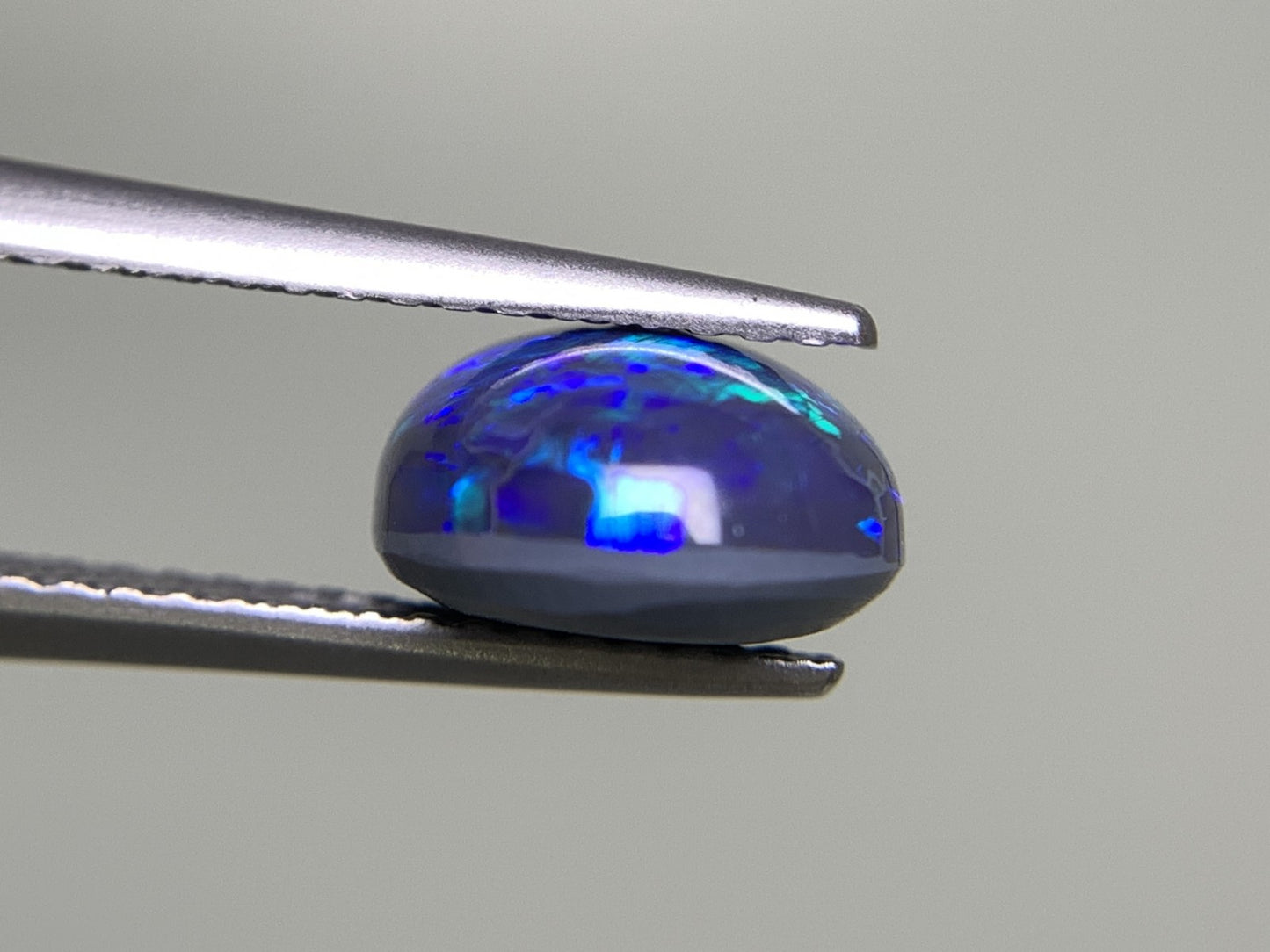 ブラックオパール 2.699ct  中央宝石ソーティング付き  10.9㎜×8.4㎜×4.8㎜  天然 ルース（ 裸石 ） 4481Y