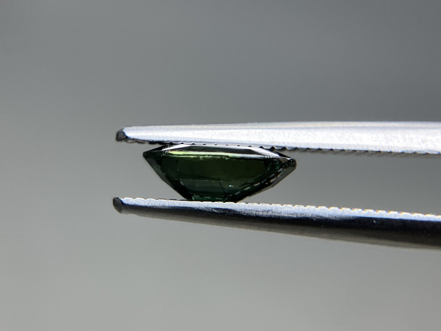 サファイア 天然 1.637ct 宝石ソーティング付き 8.1㎜×6.8㎜×3.1㎜ ルース（ 裸石 ） 8046YY