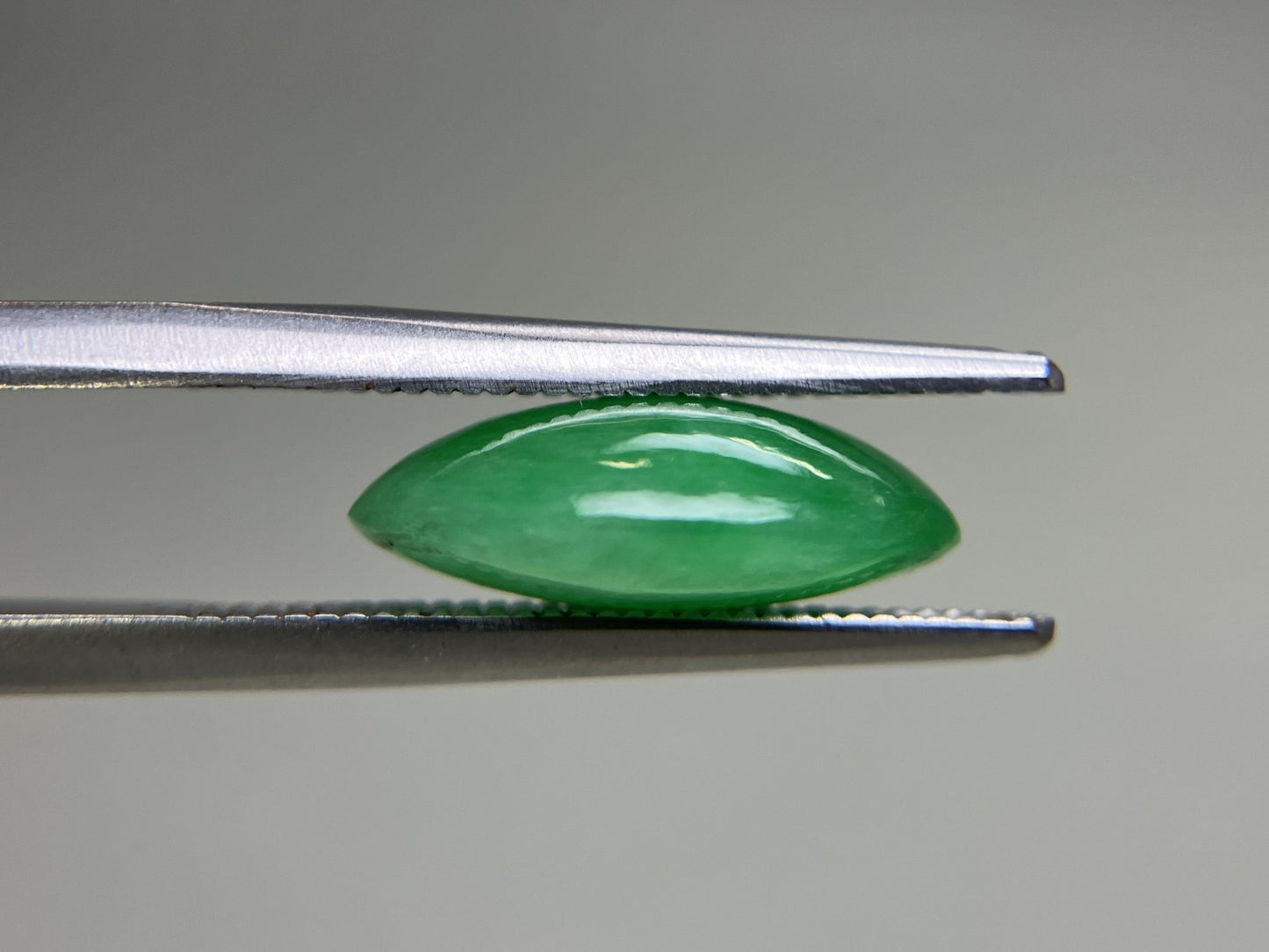 ヒスイ 翡翠 天然 4.950ct 宝石ソーティング付き 13.2㎜×9.7㎜×4.6㎜ 天然 ルース（ 裸石 ） 5024YY