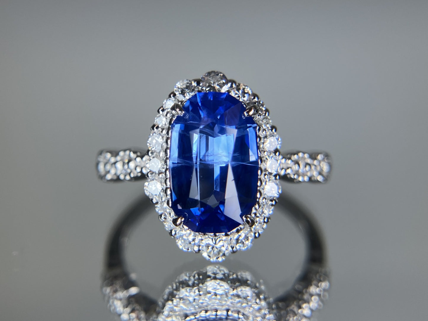 サファイア 2.30ct Cornflower Blue NoHeat AIGS鑑別書 D0.38ct PT900 4.4g 指輪 （JP9号） サイズ直し無料 8716S